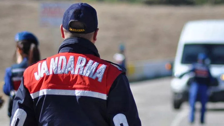 Bursa’da jandarmanın yürürken durdurduğu 4 kişi kaçak göçmen çıktı Bursa’da jandarmanın yürürken durdurduğu 4 kişi kaçak göçmen çıktı