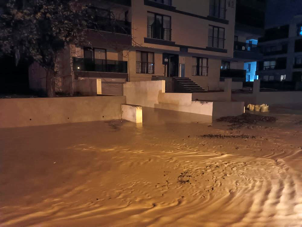 Çanakkale’yi sağanak vurdu! Dereler taştı, caddeler göle döndü