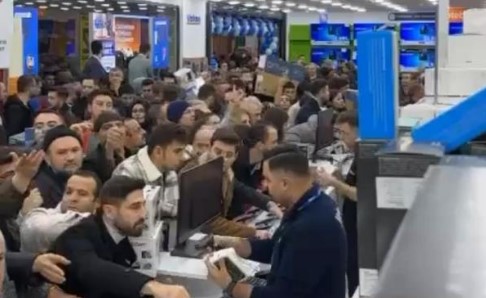 Bursa’da izdiham… Elektronik mağazası açılışında vatandaş birbirini ezdi! Bursa’da izdiham… Elektronik mağazası açılışında vatandaş birbirini ezdi!
