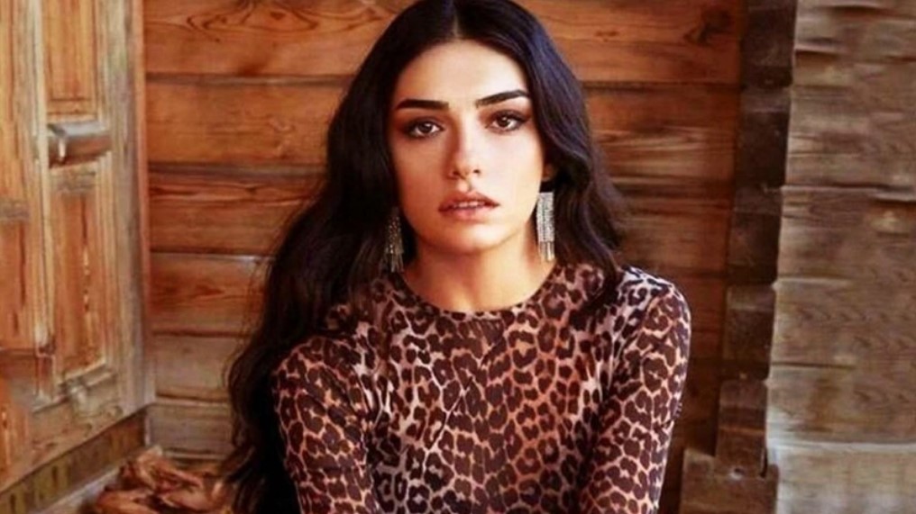 Hazar Ergüçlü’den şaşırtan çıplak poz