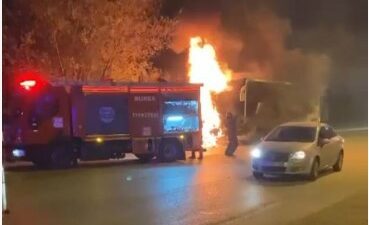 Bursa’da seyir halindeki servis otobüsü alev alev yandı