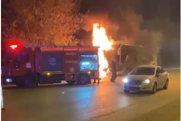 Bursa’da seyir halindeki servis otobüsü alev alev yandı