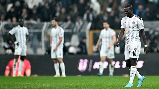 Beşiktaş’ta 5 futbolcu kadro dışı