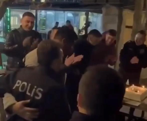 Bursa’da meslek hayatının son görevinde pastalı sürpriz