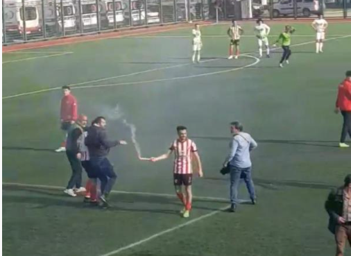 Bursalı taraftar torpil ve meşalelerle ortalığı inletti