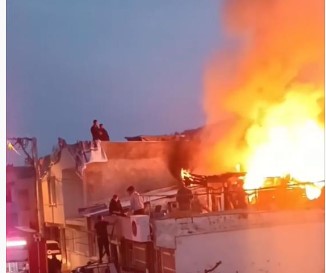 Bursa’da evin çatısı alev alev yandı, mahalle duman altında kaldı