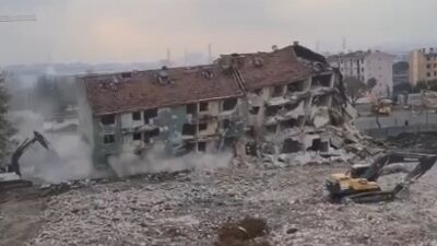 Bursa’da kentsel dönüşüm… 4 katlı bina saniyeler içinde yıkıldı!
