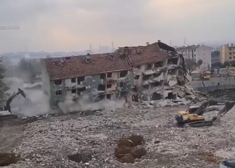 Bursa’da kentsel dönüşüm… 4 katlı bina saniyeler içinde yıkıldı! Bursa’da kentsel dönüşüm… 4 katlı bina saniyeler içinde yıkıldı!