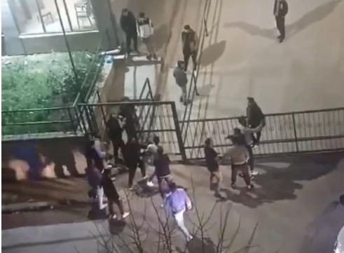 Bursa’da öğrenciler birbirine girdi, cadde boks ringine döndü! Bursa’da öğrenciler birbirine girdi, cadde boks ringine döndü!