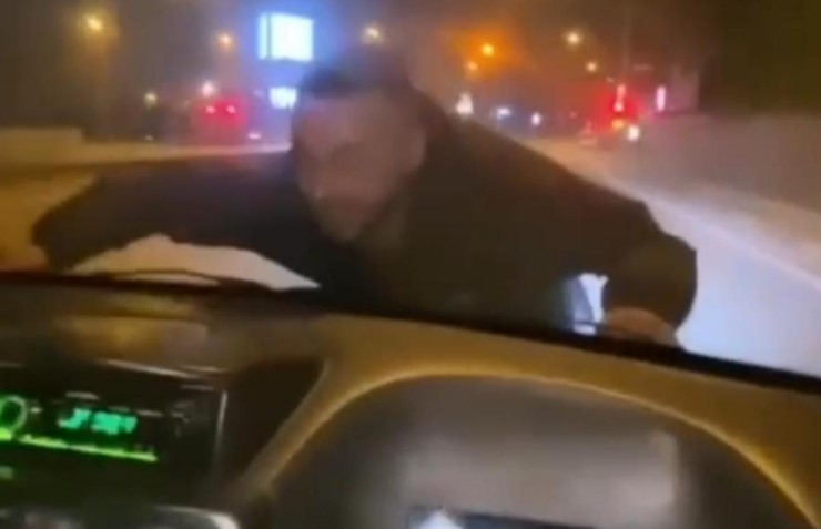 Bursa’da ölümle dans… Seyir halindeki aracın kaputuna tırmandı! Bursa’da ölümle dans… Seyir halindeki aracın kaputuna tırmandı!