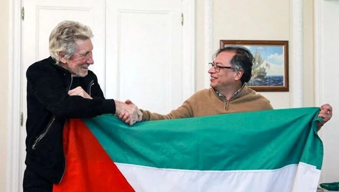 Roger Waters Kolombiya Cumhurbaşkanı ile Filistin bayrağı açtı