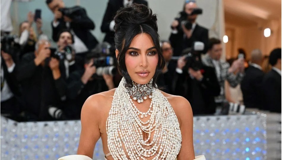 Kim Kardashian kıyafetiyle sosyal medyayı salladı