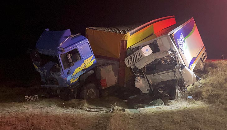 TIR ile kamyonet kafa kafaya çarpıştı; 2 ölü, 2 yaralı