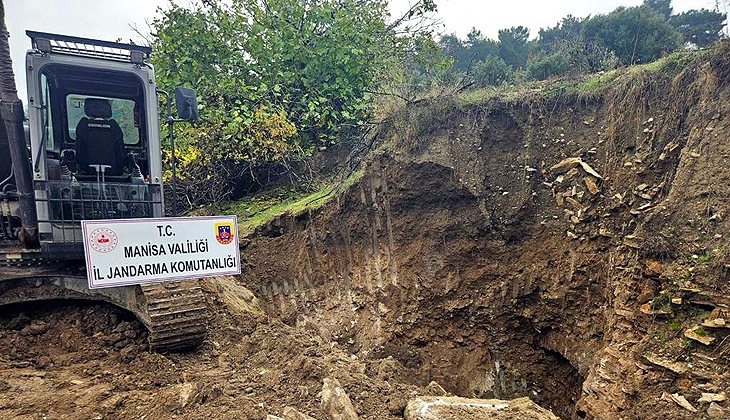 İş makinesiyle define arayan 6 şüpheliye suçüstü
