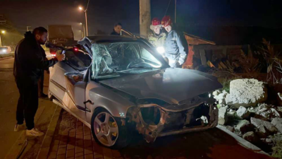 Bursa’da 35 metre sürüklenen otomobil direğe girdi