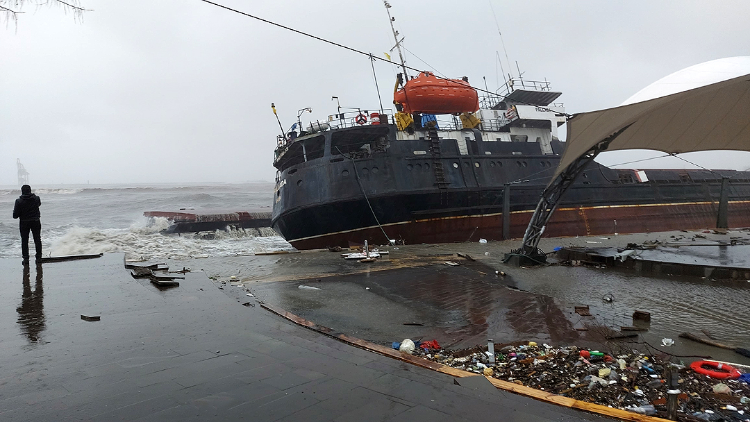 Karaya oturan geminin ölen mürettebatına sahip çıkan olmadı