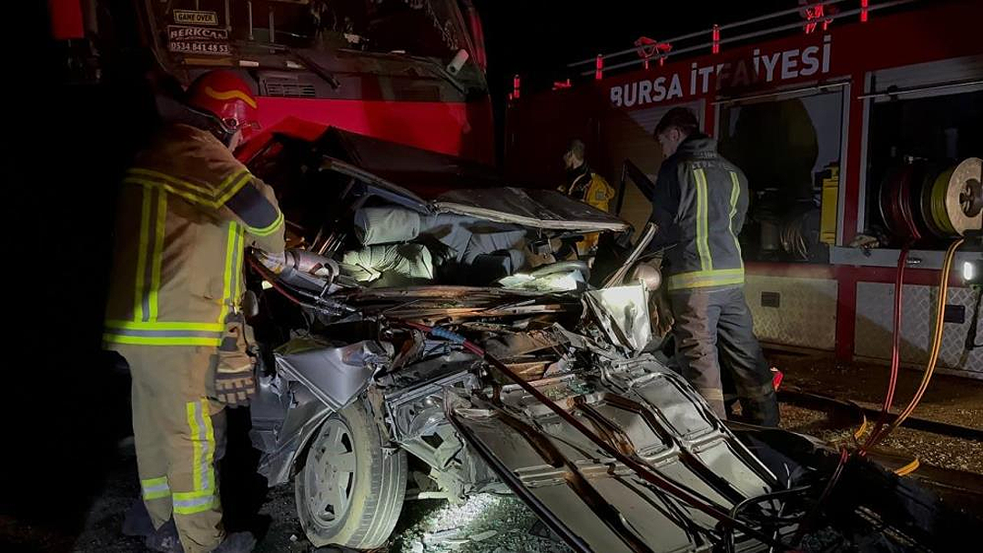 Bursa’da feci kaza! Otomobil iki TIR’ın arasında sıkıştı