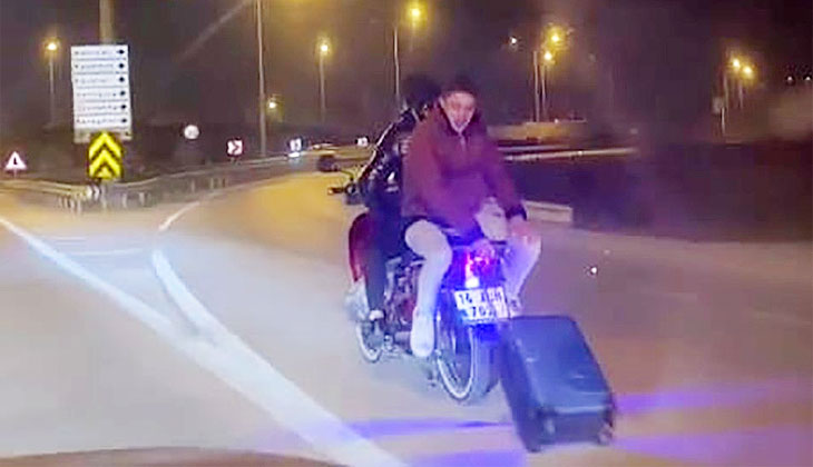 Bursa’da motosikletli gençlerden tehlikeli yolculuk