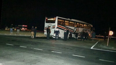 33 kişinin bulunduğu yolcu otobüsüne ateş açıldı