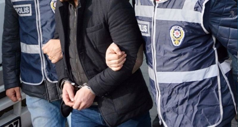 Firari FETÖ’cüye bilgi sızdıran polis tutuklandı Firari FETÖ’cüye bilgi sızdıran polis tutuklandı