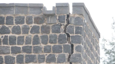 Cizre’de tarihi Abdaliye Medresesi’nin duvarı tehlike saçıyor