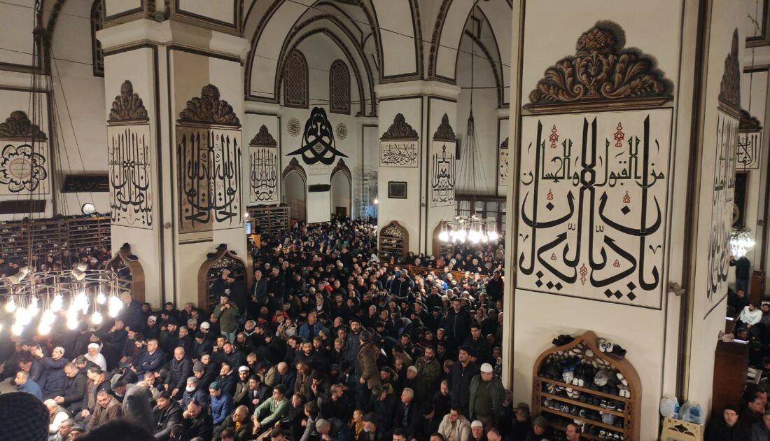 Bursa’da binlerce kişi Ulucami’de şehitler için dua etti