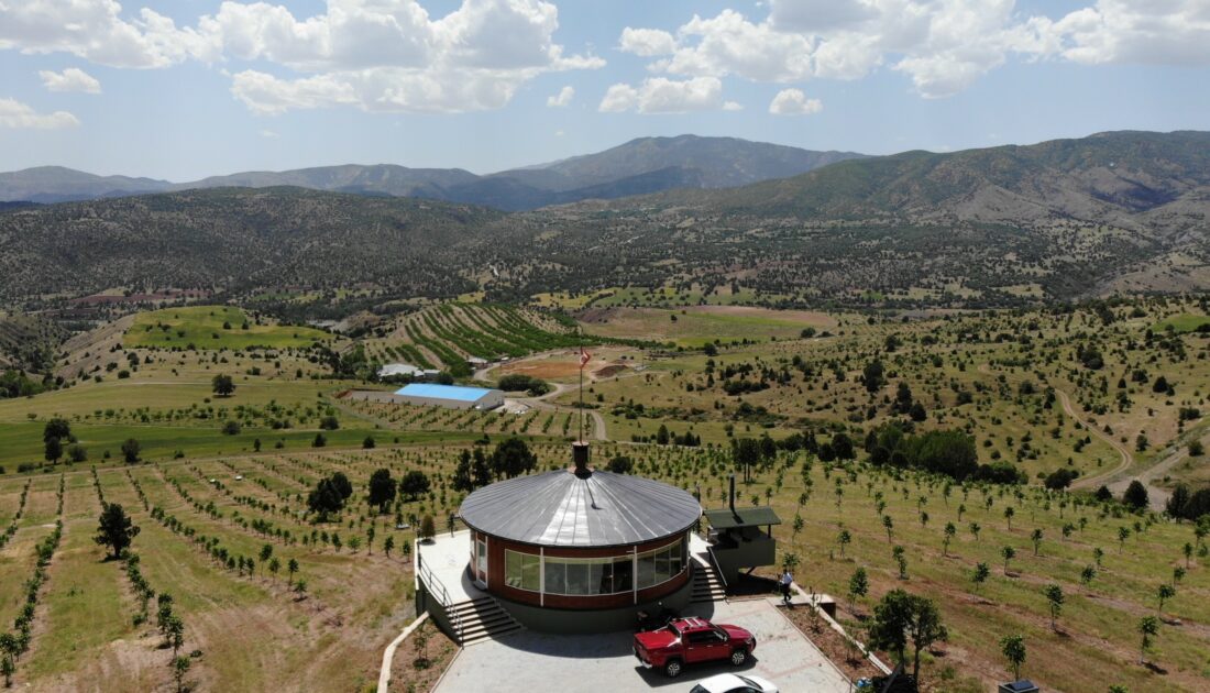 Dağ başında 360 derece dönen ev