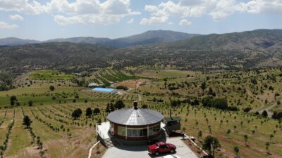Dağ başında 360 derece dönen ev