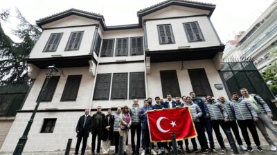 Tofaş Basketbol Takımı, Atatürk’ün evini ziyaret etti