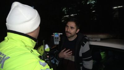 Bursa’da alkollü sürücü elinde şişe ile denetime takıldı