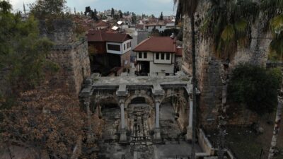 Antalya’nın 1894 yıllık tarihi kapısı bakıma alınıyor