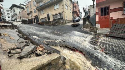 Bursa’da yollar dereye döndü, evleri su bastı