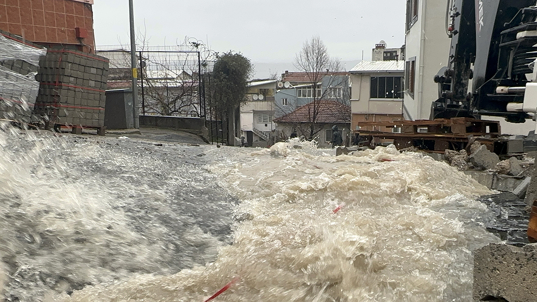 Bursa’da yollar dereye döndü, evleri su bastı