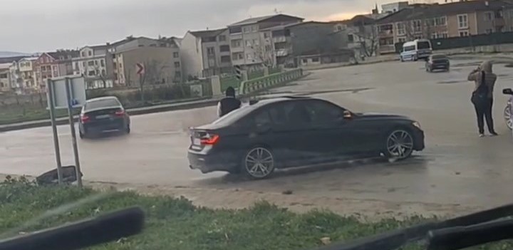 Bursa’da lüks araçlarla tehlikeli şov!