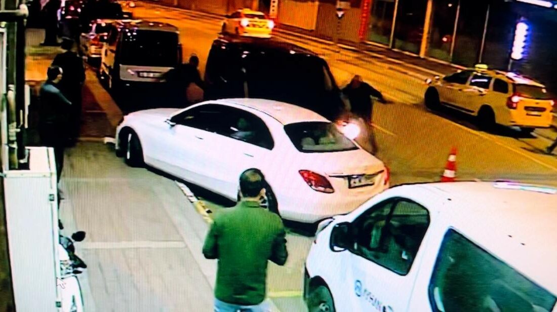 Bursa’da hareketli gece! Lüks otomobiller hurdaya döndü