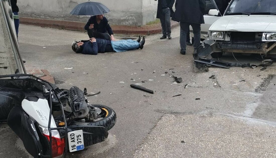 Bursa’da kaza yapan sürücünün başında şemsiyeyle bekledi