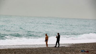 Dünyaca ünlü sahili defineciler bastı