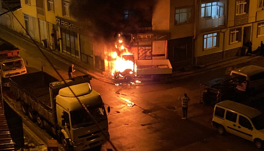 Bursa’da park halindeki kamyonet alev alev yandı