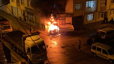 Bursa’da park halindeki kamyonet alev alev yandı