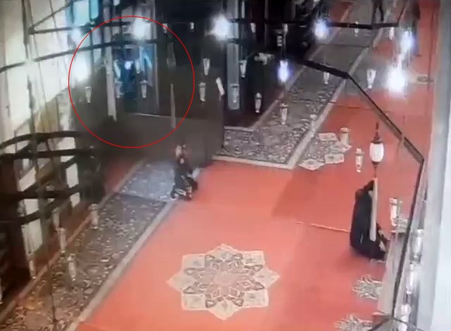 Fatih Camisinde bıçaklı saldırı: Zanlı bir gün önce de Bursa’da bir kişiyi darp etmiş!
