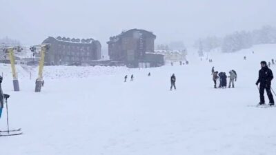 Uludağ’da beklenen kar yağışı başladı