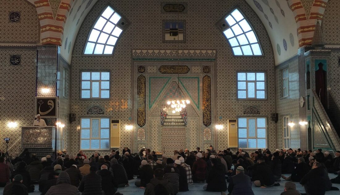 Bursa’da camilerde şehitler için dua edildi Bursa’da camilerde şehitler için dua edildi