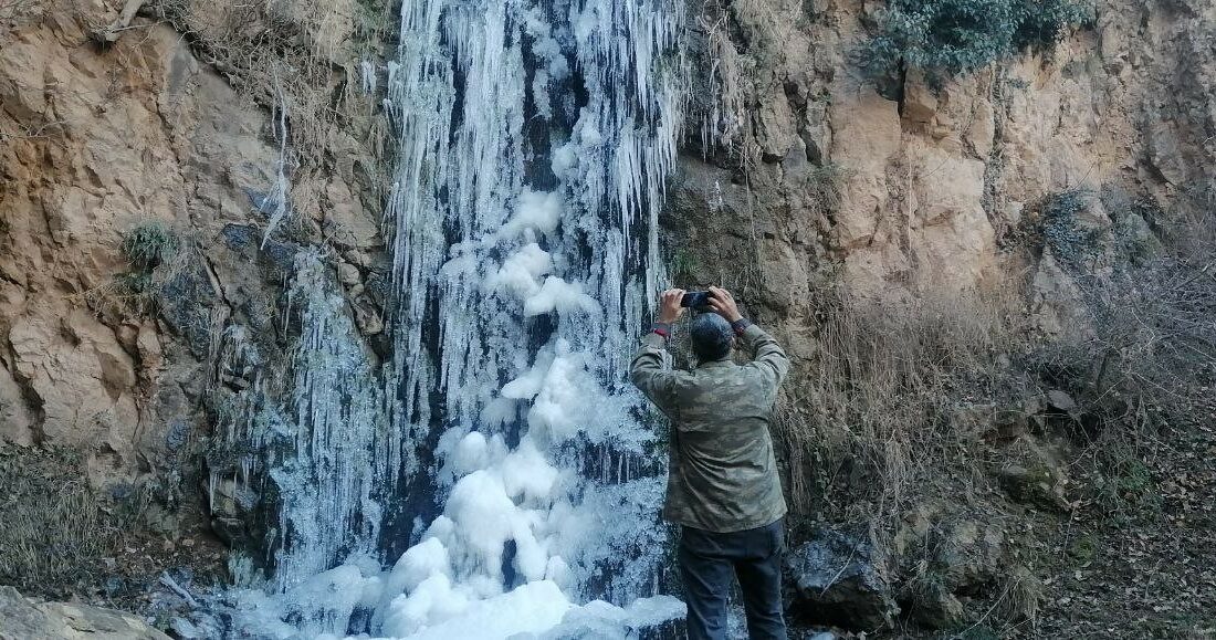 Amasya’da Su Atan Şelalesi buz tuttu