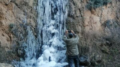 Amasya’da Su Atan Şelalesi buz tuttu