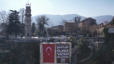 Bursa’da başını kaldıran o yazıyı okudu: “Şehitler ölmez, vatan bölünmez”