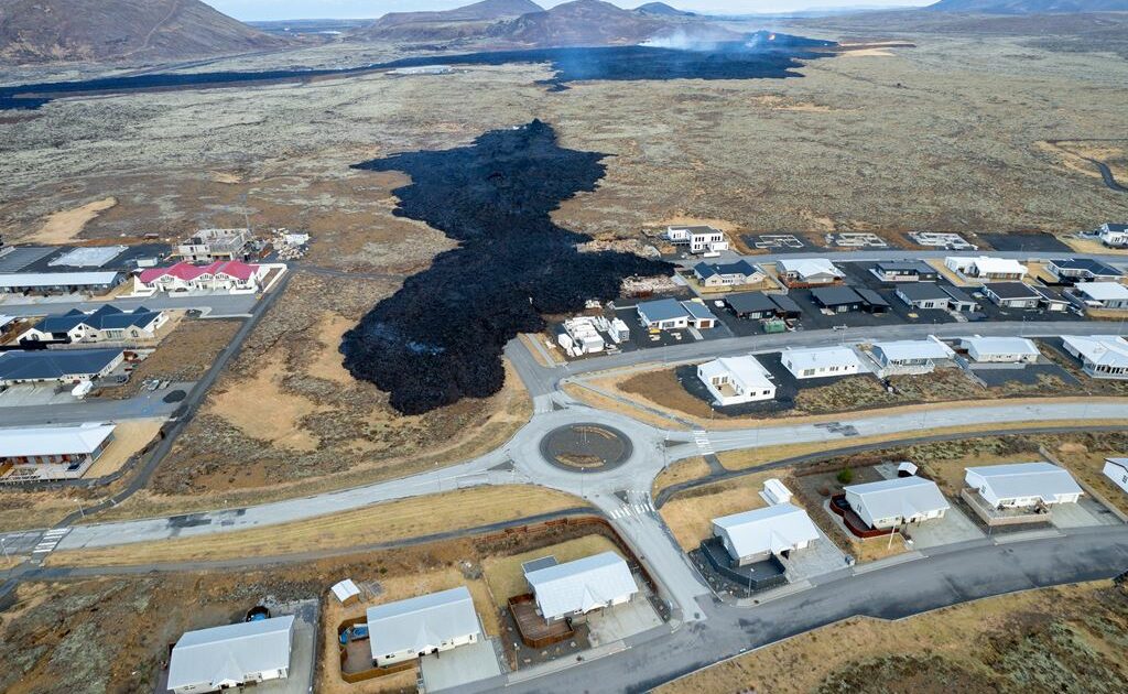 İzlanda’da kasabaya ulaşan lavlar havadan görüntülendi