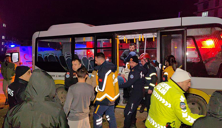 Bursa’da otobüs ile otomobil kafa kafaya çarpıştı: Yaralılar var