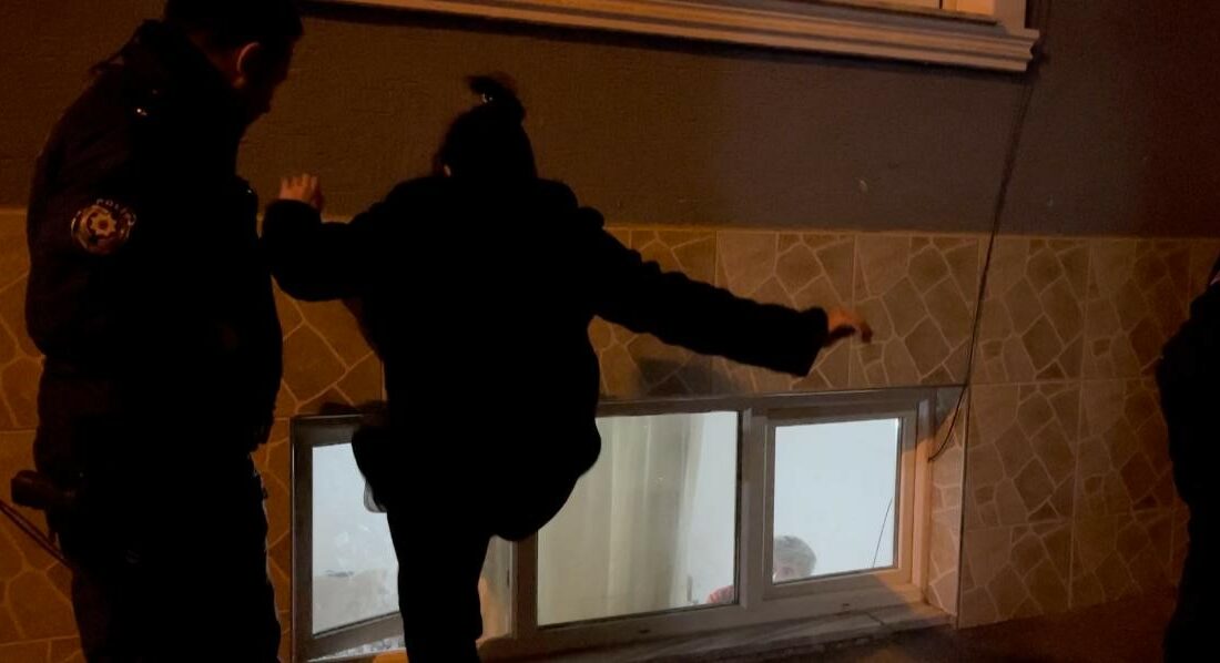 Bursa’da sinirli kadın erkek arkadaşının evini bastı