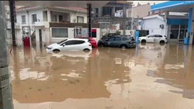 İzmir’i sağanak vurdu: Yollar göle döndü, araçlar suya gömüldü