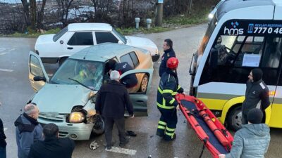 Bursa’da kaza… Özel halk minibüsü otomobil ile çarpıştı!